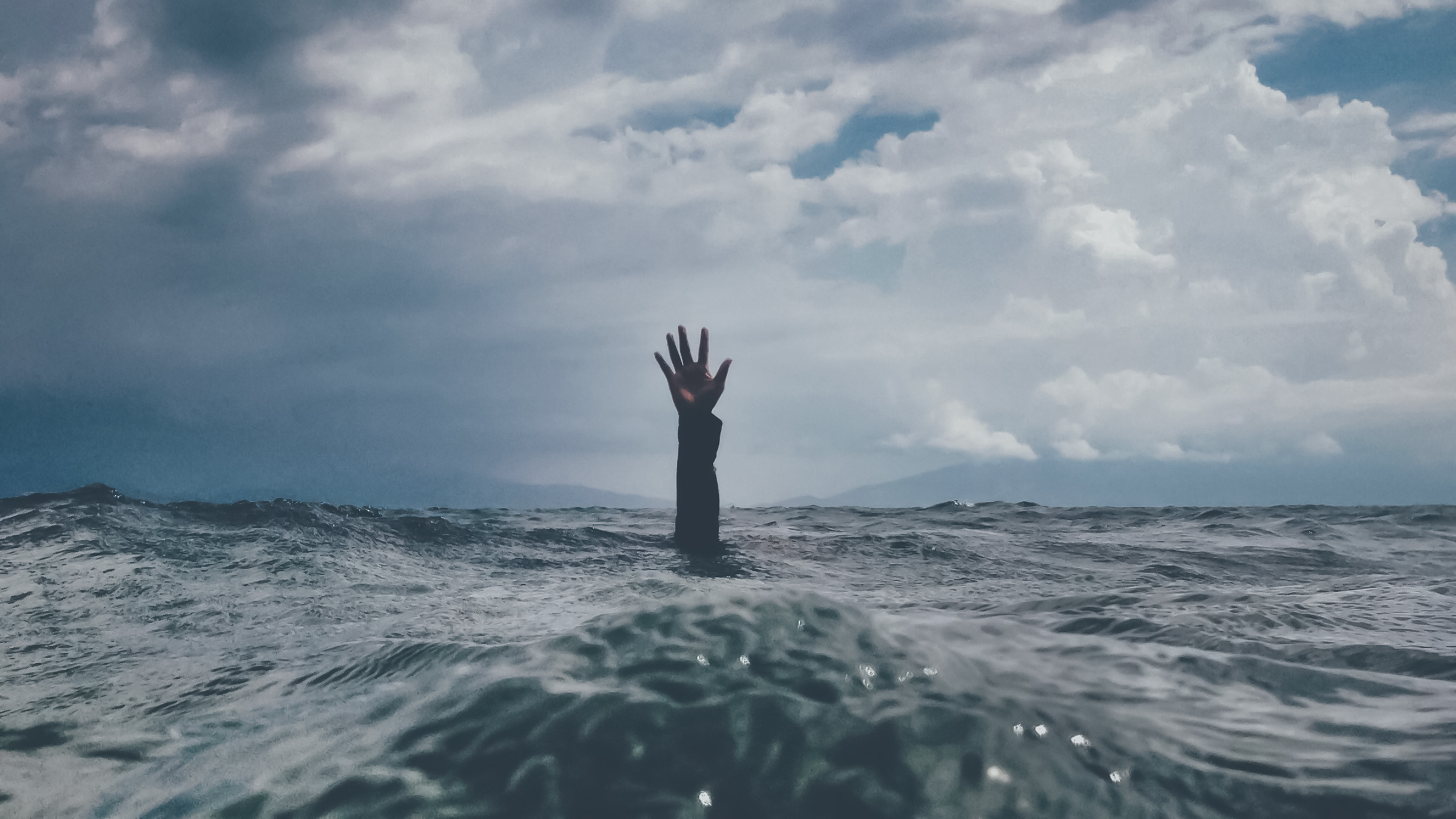 Image d'une main qui sort de l'eau